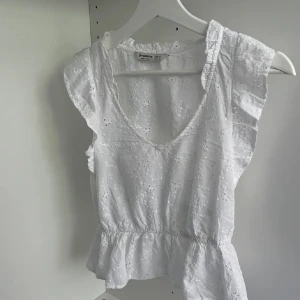 Vit blus - En jättegullig vit blus perfekt nu till sommar och våren! Den är ifrån Stradivarius och storlek S💕