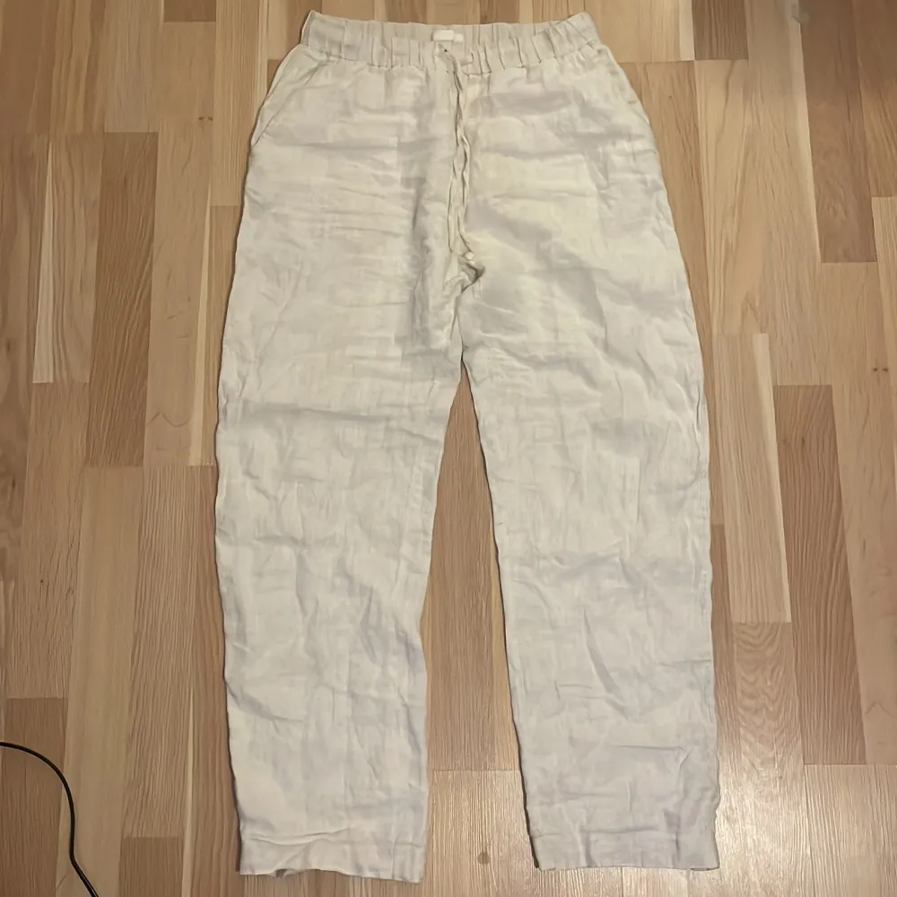 Säljer nu mina snygga linnébyxor från Arket då jag köpt nya.  De har användits flitigt under 1 sommar men har tagit hand om de väldigt bra. Inga defekter. 100% Linné. . Jeans & Byxor.