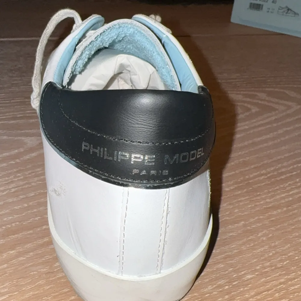Har fått in dem här snygga och eftertraktade Philippe model skorna i storlekar 40-44 Helt nya med allt og tillkommer Hör av er för frågor eller funderingar . Skor.