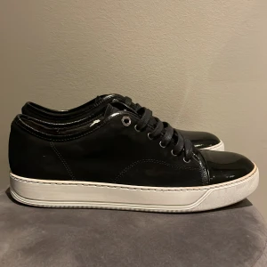Lanvin sneakers - Lanvin sneakers i bra skick. Skorna är i storleken UK9 vilket passar 42-43. Nypriset är 4500kr och vårt pris är endast 2899kr. Sulan är omålad! Ställ frågor vid funderingar/ ABG