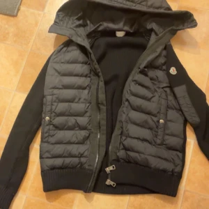 Moncler cardigan - Jag fick denna jackan på mitt födelsedag och vill inte längre ha den, den är fortfarande i bra/ny skick.