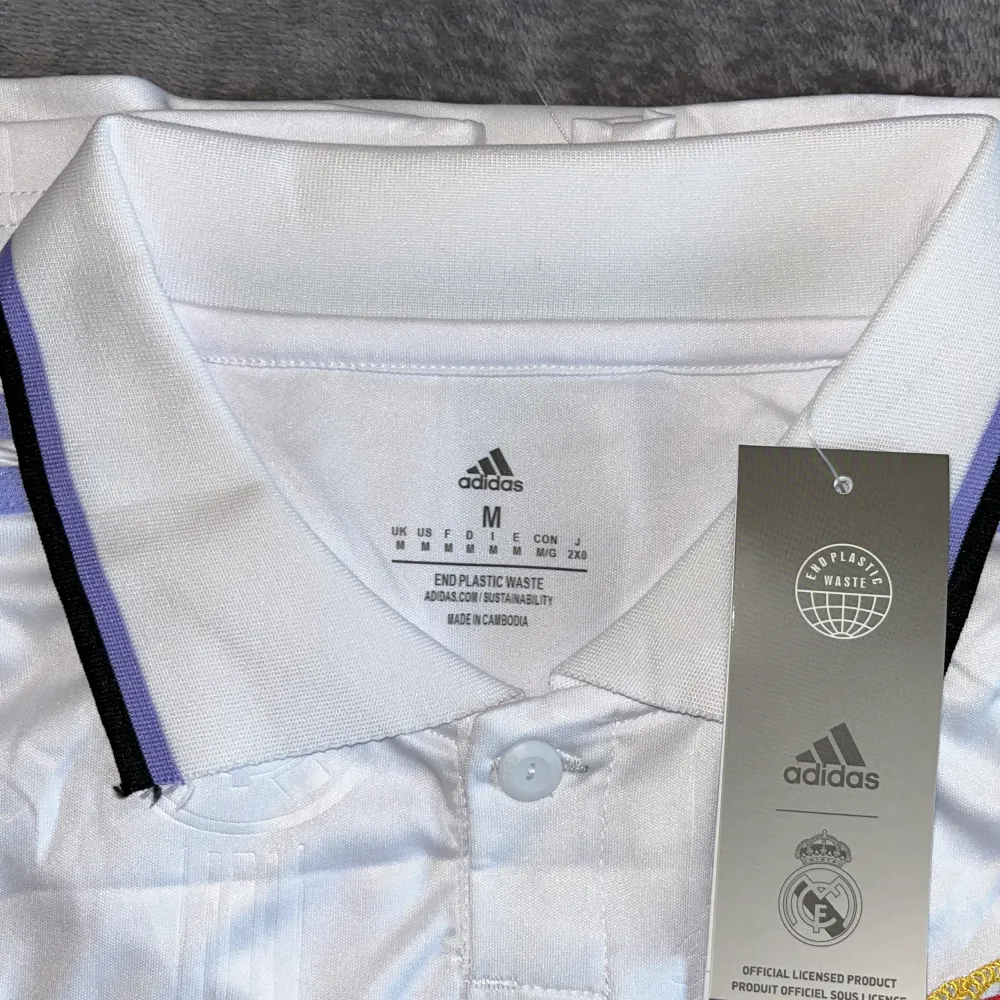 Säljer denna snygga Real Madrid fotbolls tröjan i storlek M nu till sommaren. . T-shirts.