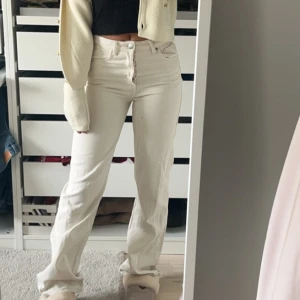 Jesns - Så snygga jeans, finns liten fläck på jeansen men inget man märker av, längd 32 🩷