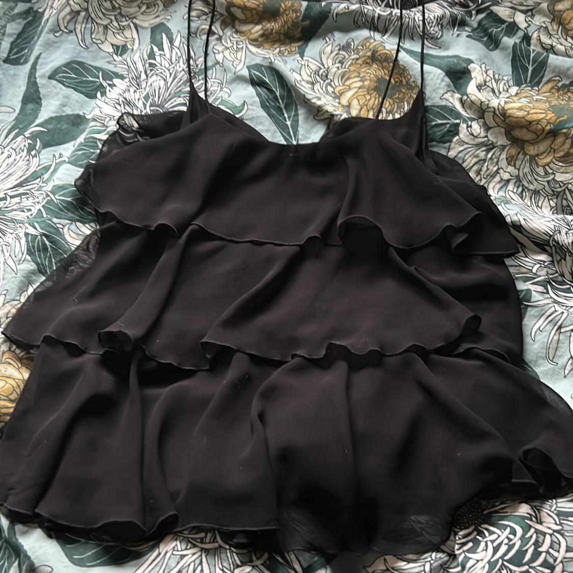 Svart volang topp från Zara. Storlek s. Knappt använd - 90