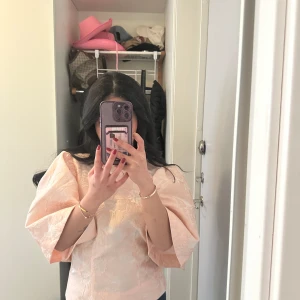 Blus  - Säljer denna blus från Copenhengenmuse. Har bara testat. (Nypris: 699,95kr) Storlek XXS men passar även XS-S. 