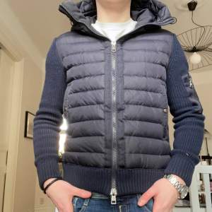 Skön moncler cardigan. Köpte den i höstas men har tyvärr växt ut den nu. Jag köpte av en kompis så vet inte riktigt om den är äkta därav bra pris. Har använts en del men har mer att ge. Kan gå ner i pris vid snabb affär/ Adam🙌🏻