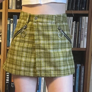 Clue skirt unif - Säljer en av mina favorit kjolar som tyvärr inte kommer till användning. Sparsamt använd och i fint skick 