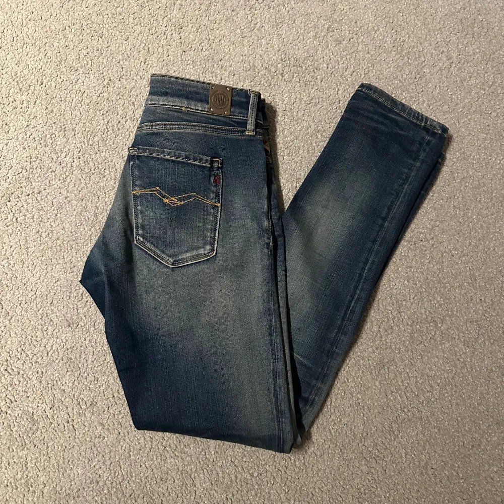 Säljer dessa feta Replay jeans som är i storlek 30/30. Jeansen är i bra skick, Skriv ifall du undrar något💯. Jeans & Byxor.