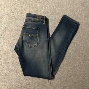 Säljer dessa feta Replay jeans som är i storlek 30/30. Jeansen är i bra skick, Skriv ifall du undrar något💯