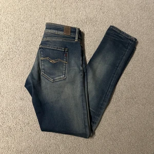 Replay - Säljer dessa feta Replay jeans som är i storlek 30/30. Jeansen är i bra skick, Skriv ifall du undrar något💯