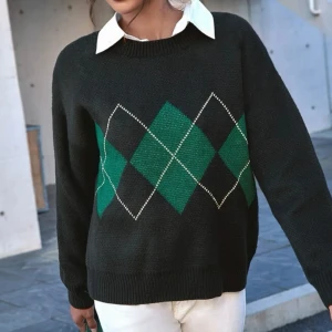 Rutig stickad tjocktröja - En jättemysig stickad tjocktröja som jag inte längre har någon användning för. Använd max 10 gånger. Stor i storleken. PRIS KAN DISKUTERAS!