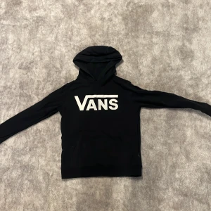 Vans hoodie - Säljer denna svarta Vans hoodie! Ingen användning för den längre för den passar inte mig. Den har gått sönder lite vid fickan men inget som syns när man har den på sig!  Storlek M Priset går att diskutera och om du har mer frågor skriv till mig!