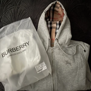 Burberry zip - Burberry zip helt oanvänd. Väldigt skön och passar med nästan allt✅ Priset kan såklart diskuteras och tveka inte att höra av dig ifall det är något!😁