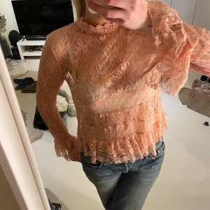 Spetsblus - Rosa/coral Spetsblus med utsvängda armar 