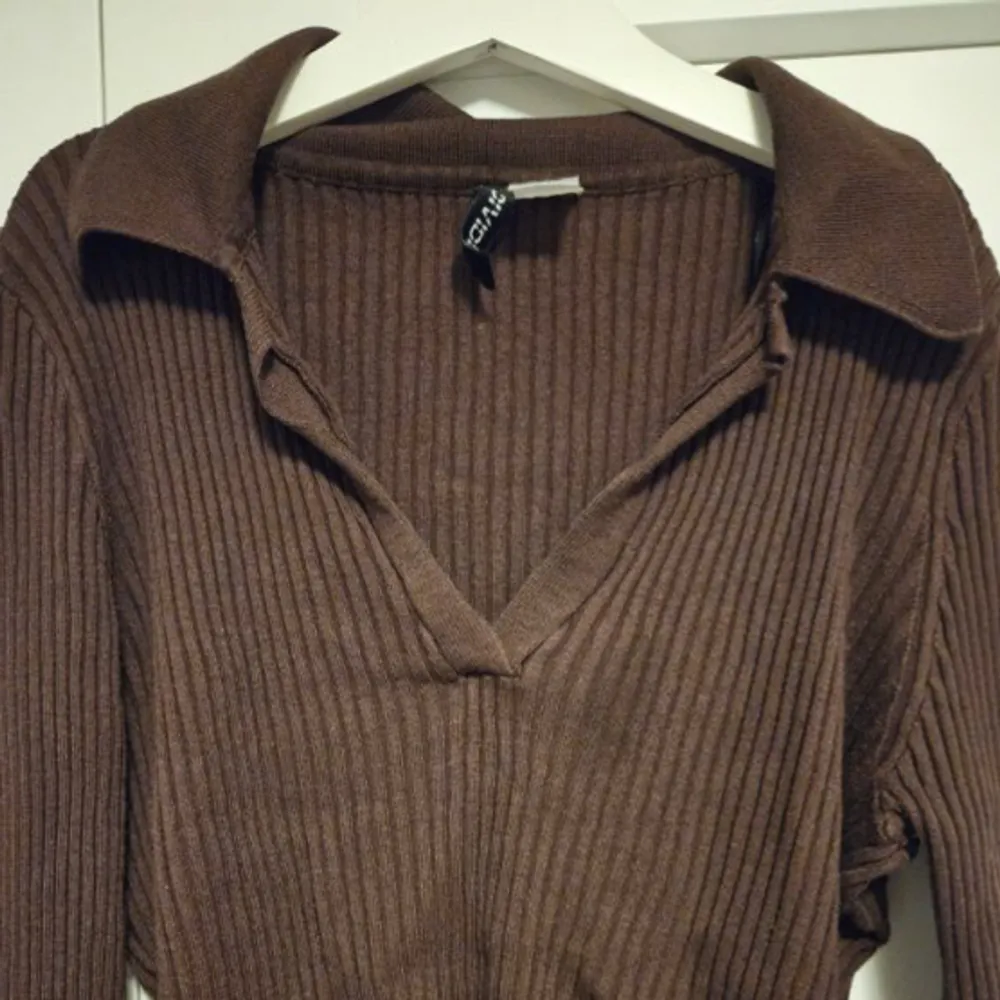 Brun v-ringad långärmad tröja från H&M, inte använd så mycket och ser som ny ut. Säljer då den inte kommer till användning längre! . Toppar.