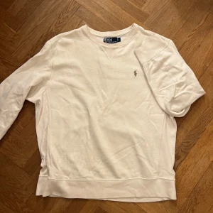 Ralph lauren  - Jättefin beige Ralph lauren tröja i storlek L knappt använd