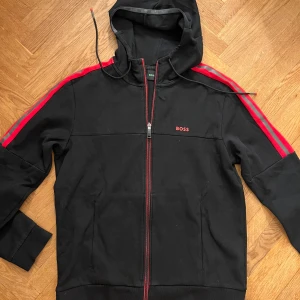 Hugo boss - Snygg svart Hugo boss kofta väldigt bra skick knappt använd storlek M