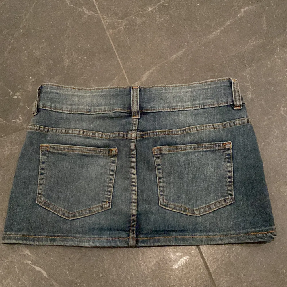 Säljer skit snygg lågmidjad jeans kjol med två knappar. Det är storlekar 38 och passar  mig som är 167 men säljer för den är stor i midjan💞🫶. Kjolar.