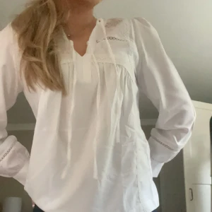 Blus - Säljer denna superfina blusen som typ bara använts 2 gånger så den är som ny💞Storlek 38 men skulle säga att den passar 36 eller S💞