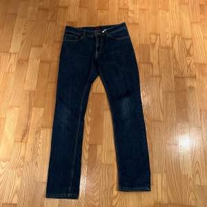 säljer mina mörkblåa crocker jeans i storlek 30 och längd 32.  nästan aldrig använda! skriv vid frågor🫶🏻