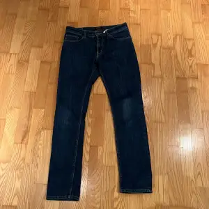säljer mina mörkblåa crocker jeans i storlek 30 och längd 32.  nästan aldrig använda! skriv vid frågor🫶🏻