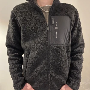 Sail Racing Ulljacka  - Denna otroligt sköna jacka säljer jag pågrund av att den inte kommer till användning längre. Sitter riktigt bekvämt och är otroligt snygg till våren. Kontakta mig vid intresse eller frågor kring den🤩