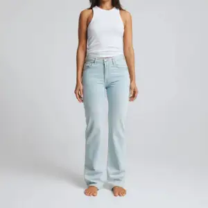 säljer dessa mid jeans från bikbok pga kommer ej till användning, skriv pm för fler bilder ❤️