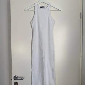 Ribbstickad vit midiklänning från Zara 🤍 Slutsåld.
