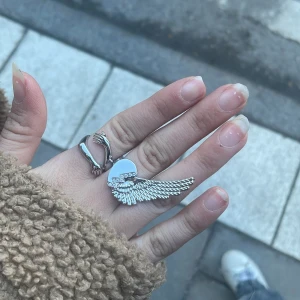 Ioaku ring - Andvönd ca 3 ggr då jag fick 2 på min födelsedag❤️ nypris 600❤️