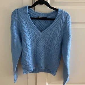 Tröja - Fin stickad tröja, aldrig använd, super fin i färgen 💙