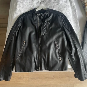 Jeansjacka från hm  - Jeansjacka från hm, inte använd så mycket. I storlek m.. pris diskuteras i chatten. 