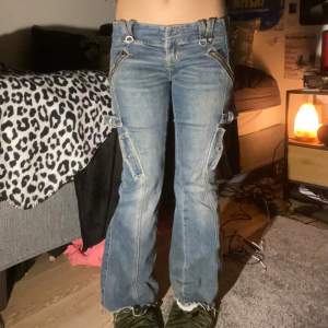 Jätte snygga lågmidjade jeans från urban outfitters❤️ köpta typ förra året och säljer då dem inte har kommit till användning på länge. Köpta för runt 1500🫶 Materialet är väldigt stretchigt och dem är väldigt sköna