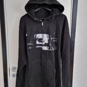 Ariana Grande merch - (LIGGER UPPE PÅ ANDRA SIDOR)  Storlek: XL Märke: Ariana Grande  Anmärkningar: Kan ej hitta något  Ariana Grande x bye for now (swt tour) zip-up  Unofficial zip-up hoodie från AG&co. Använd fåtal gånger. Fint skick! 