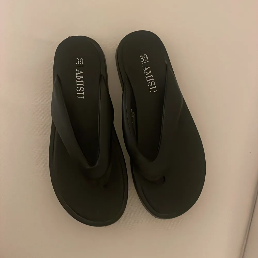 As snygga chunky platform flip-flops. Använda 2-3 ggr, så väldigt bra skick!   . Skor.