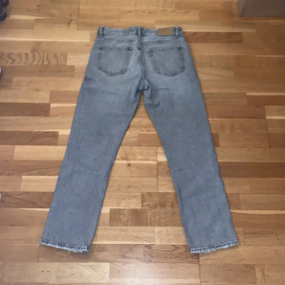 Ett par sjukt snygga zara jeans som jag tyvärr behöver sälja då jag har växt ur dem!  storlek 40 eu, svårt att säga midje mått och längd mått i tum men passar mellan 180-190, skulle säga att de är 30/32, Väldigt lika hope jeans. Skriv om du undrar nt. Jeans & Byxor.