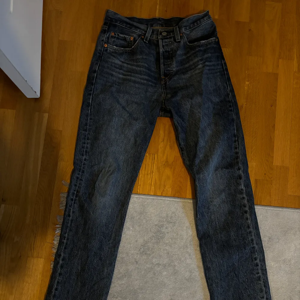 AS snygga Levis jeans i 501 modellen! Storlek 26/32 passar perfekt i längd på mig som är 170cm! Avklippta på insidan längst ned för att dom ska bli rakare! . Jeans & Byxor.
