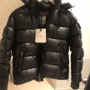 Märkes jackor - Hej Säljer nu mina märkes jackor. jackorna e köpta på nk samt monclers hemsida. kvitto qr kod å tags finns flr mer bilder så är det bara att fråga. Black label väst 4000kr org pris 8000 black label cardigan 6000kr org pris 10000kr Maya jacka 9000kr