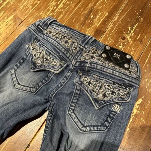 Miss me jeans - Miss me jeans i storlek 26. Skitsnygga men tyvärr för små för mig.