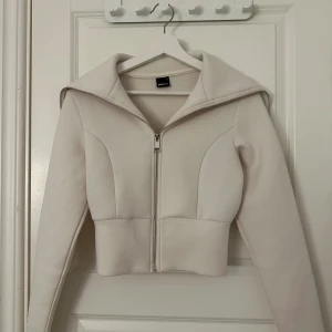 Tröja  - Liten i strl passar en xs/s