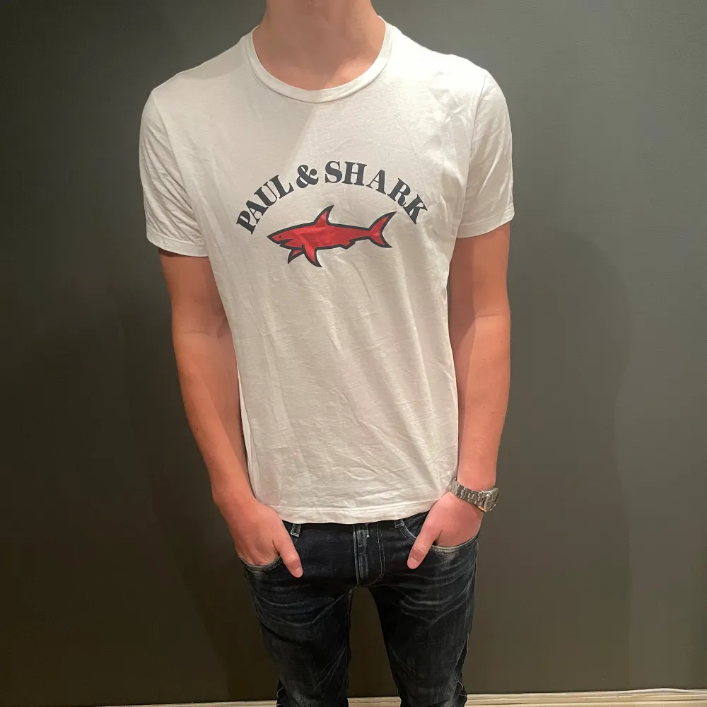 Paul & Shark t- shirt | Storlek M men sitter som S | Skick : 10/10 | Nypris: ca 1700 | Modellen är 180 och väger 67 kg | Hör gärna av dig vid frågor och funderingar ⭐️. T-shirts.