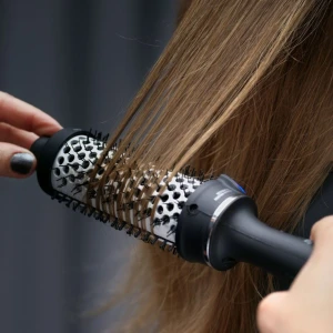 Säljer min värmeborste - Säljer nu min värme borste från björn Axén som jag inte har nån användning på grund av att jag inte får till mitt hår som jag vill ha de, nypris 500 helt ny, kartongen finns kvar, skriv om ni har några frågor eller intresserade 🩷