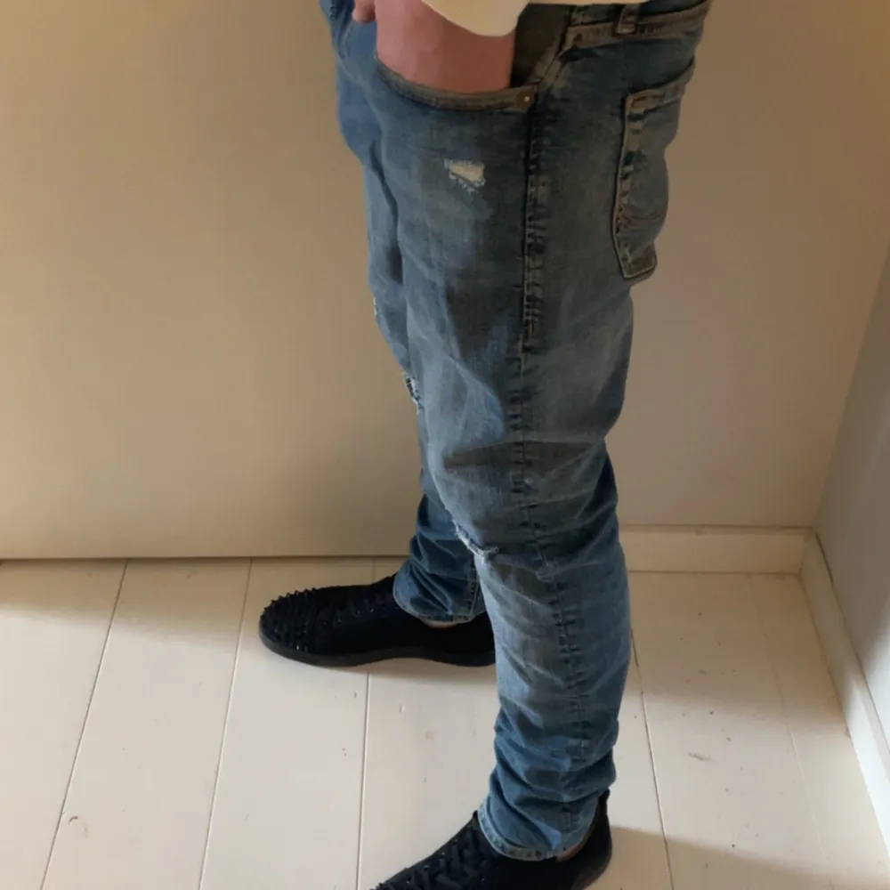 Otroligt feta Jeans från Jack & Jones med snygga slitningar i 9/10 sick 🤩 Modellen är 185cm och väger ca 66 kg.  Hör av er vid minsta fundering 💭 . Jeans & Byxor.