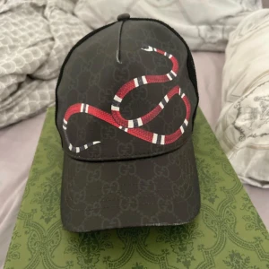 Gucci keps  - Säljer min gucci keps med röd orm