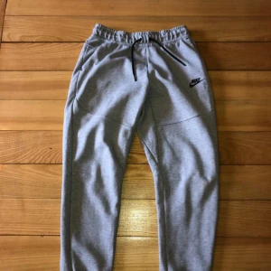 Grå nike tech - Är i barnstorlek så denna passar perfekt för mig som har XS i byxor!