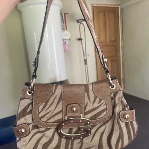 Guess väska  - Guess väska i bra skick