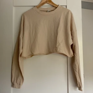 Kort tröja - Säljer denna korta tunna tröja med rå kant. Mycket fint skick!!🤍