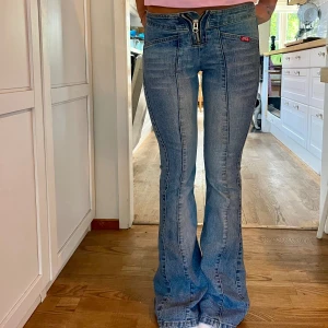 Lågmidjade bootcut jeans  - Skit snygga lågmidjade bootcut jeans med dragkedja. Midjemått 34 cm, innerbenslängd 81 cm
