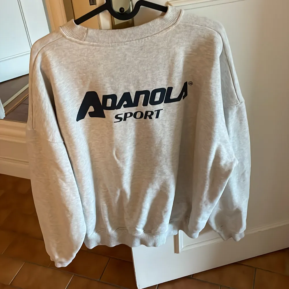 Adanola sweatshirt med tryck på ryggen🩶strl M. Tröjor & Koftor.