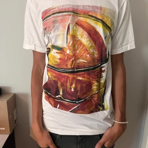 T-Shirt Whiskey - Skitsnygg t-shirt som är helt ny perfekt till sommaren!! Killen på bilden är 180 cm. Skriv privat för fler frågor angående passform eller annat. Pris kan diskuteras.