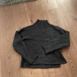 Stickad tröja - Stickad tröja med krage från Gina Tricot 